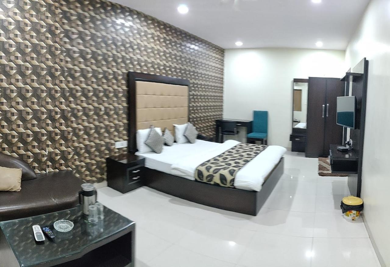 Hotel Mandakini Lush Канпур Экстерьер фото