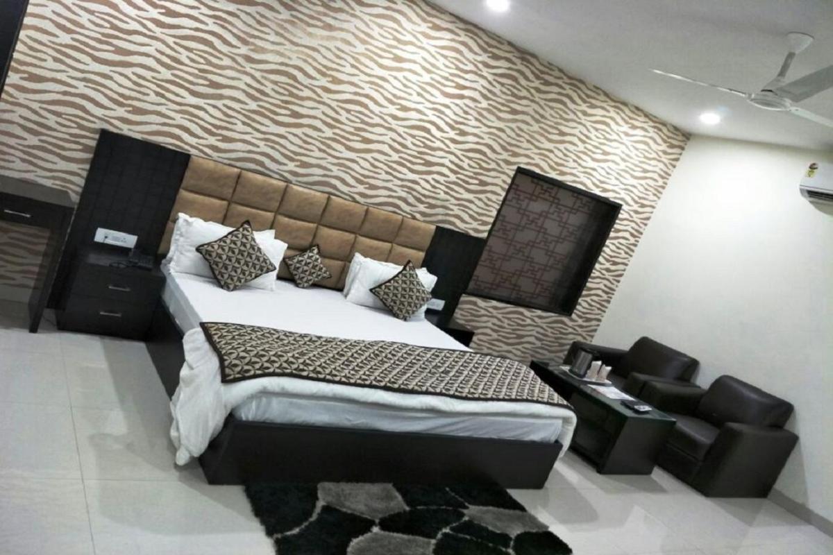 Hotel Mandakini Lush Канпур Экстерьер фото