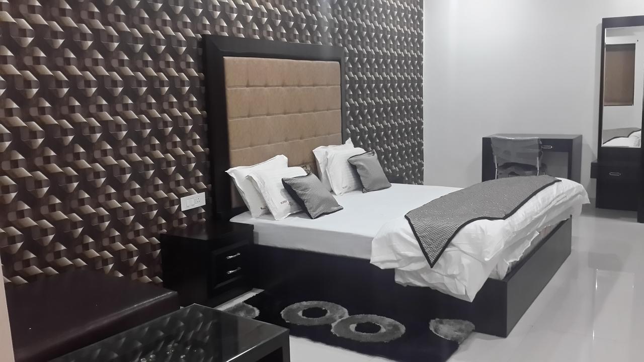 Hotel Mandakini Lush Канпур Экстерьер фото