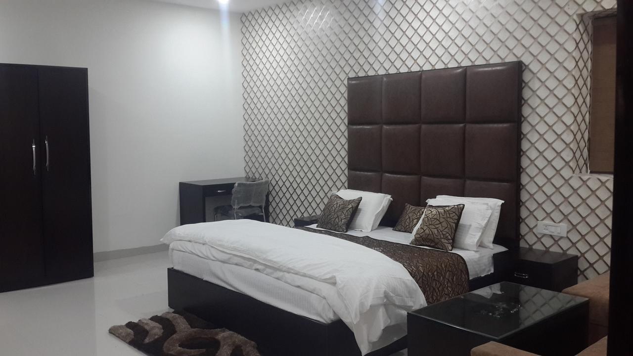 Hotel Mandakini Lush Канпур Экстерьер фото