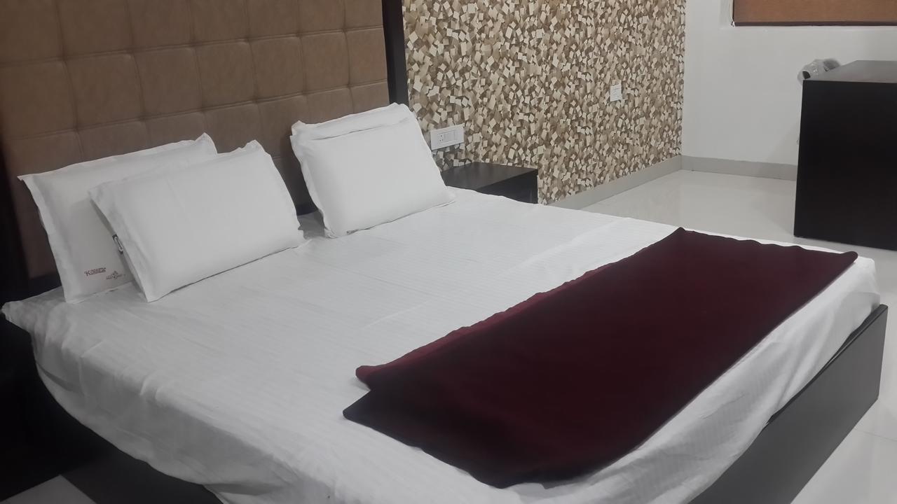 Hotel Mandakini Lush Канпур Экстерьер фото